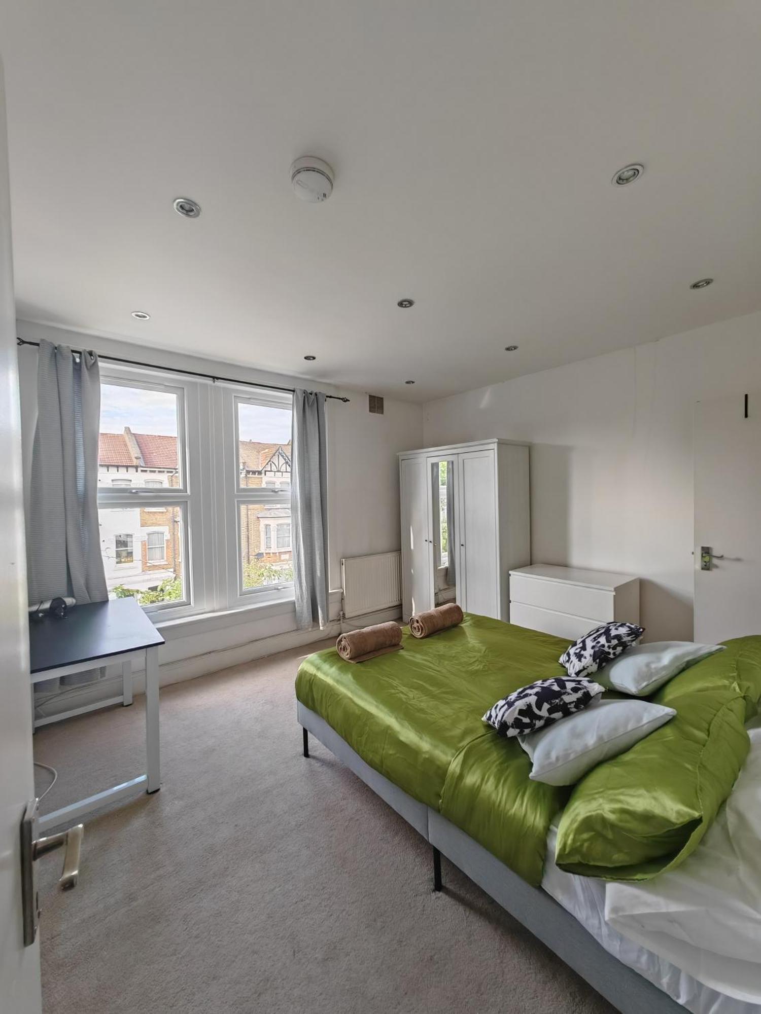 Spacious 3 Bedroom In Apartament *